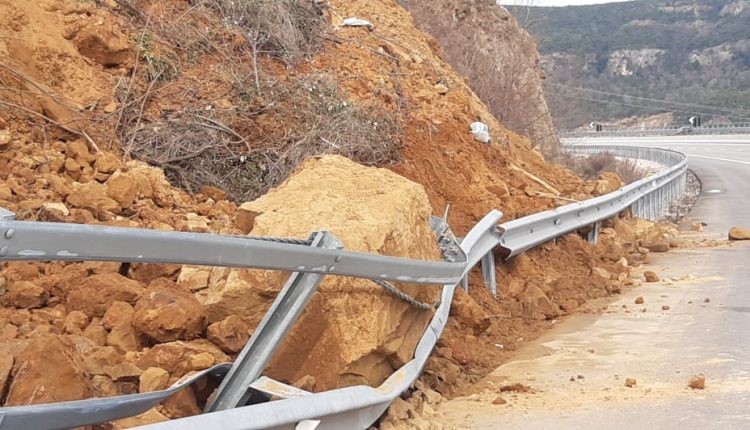 Pafrike.al - Tiranë-Elbasan, rrëshqitje masive të dheut afër tunelit, dëmtohen barrierat