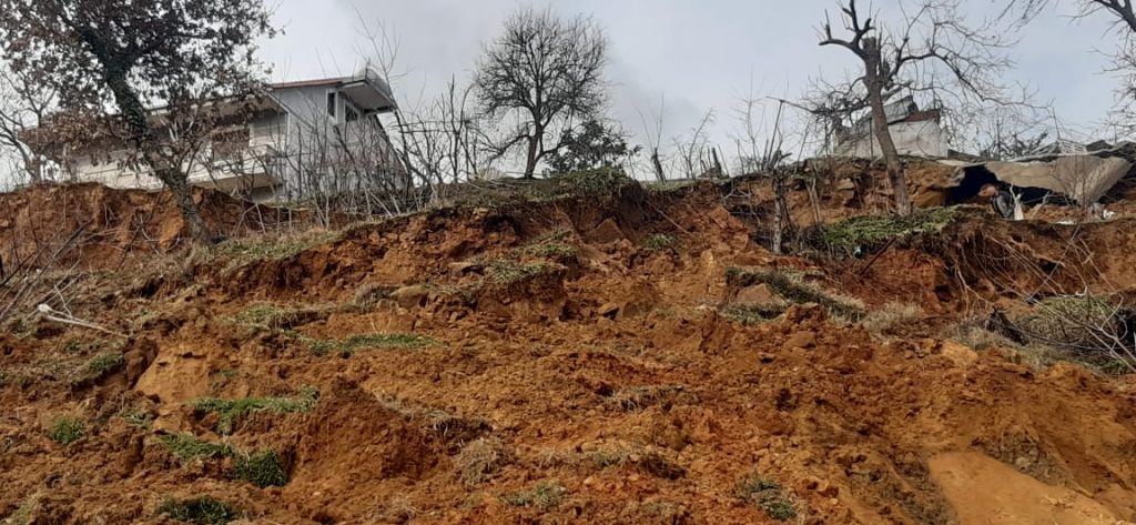 Pafrike.al - Tiranë-Elbasan, rrëshqitje masive të dheut afër tunelit, dëmtohen barrierat