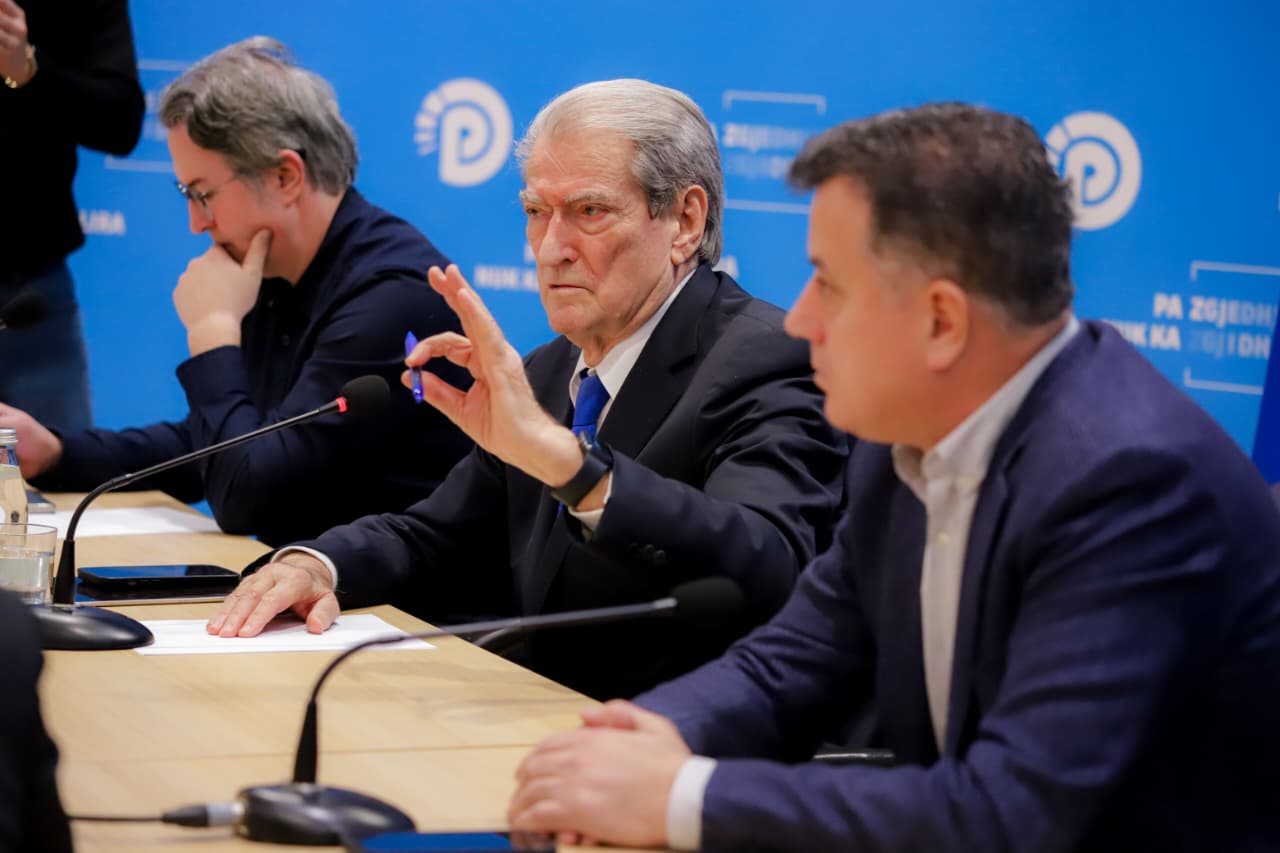 Bota po pret protestën tonë  Berisha  Po shkojmë drejt ngujimit në Bulevard 