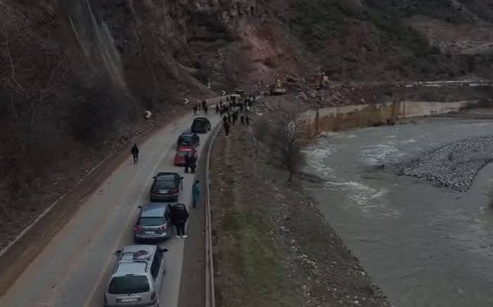 Bllokimi i rrugëve  tregtia 1 2 miliardë € sipas produkteve me Greqinë dhe Maqedoninë e Veriut