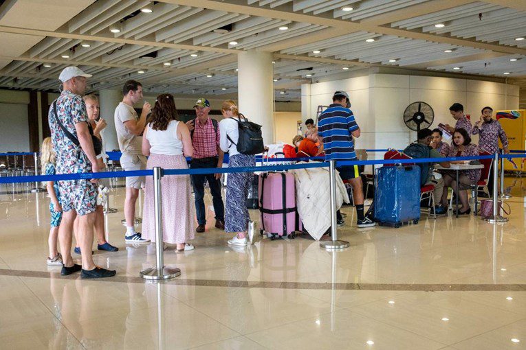 Britanikët e pasur po largohen nga Emiratet për shkak të konfliktit  por nuk po kthehen në shtëpi për shkak të taksave