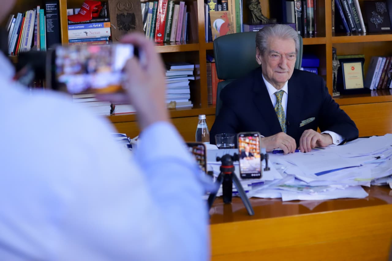 Shqipëria e zhytur në skandale  korrupsion e varfëri  Berisha  Sot Edi Rama është në panik dhe pa shpresë 