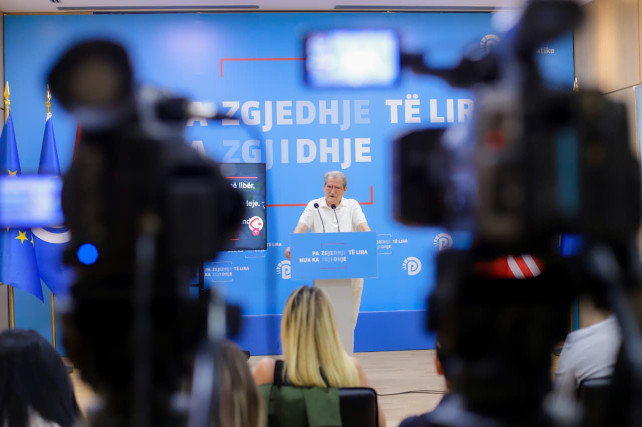 kerkesat-e-protestuesve-berisha-kufizimi-i-mandatit-te-kryeministrit-ne-2-mandate-pd-qe-neser-e-voton