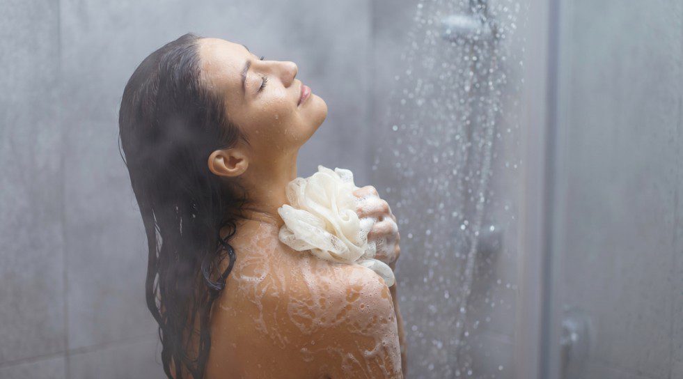 Dermatologët zbulojnë nëse është më mirë ta lani trupin me sfungjer apo me duar