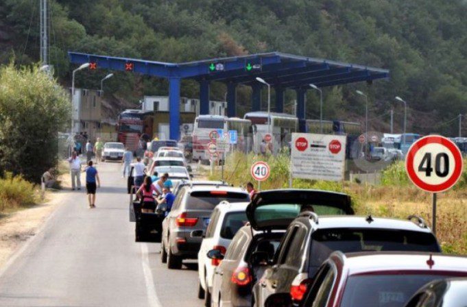 Kosovë  kolona me makina deri në 600 metra te Dheu i Bardhë  pritje më të gjata në Muçibabë