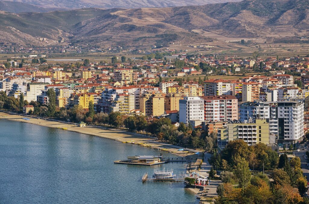 francezet-zbulojne-pogradecin-cmimet-e-lira-dhe-ushqimi-tradicional-terheqin-turistet