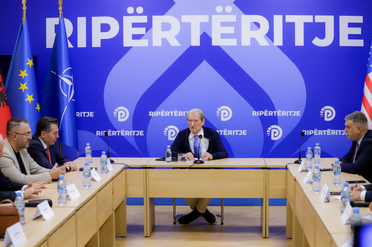 Reforma territoriale  Berisha me aleatët  Rruga e vetme  protesta për largimin e Edi Ramës 