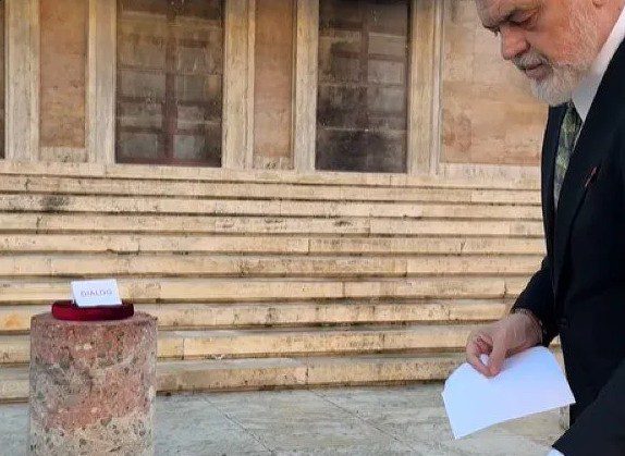 Edi Rama vë fesin në dialog  pedagogët në protestë me studentët